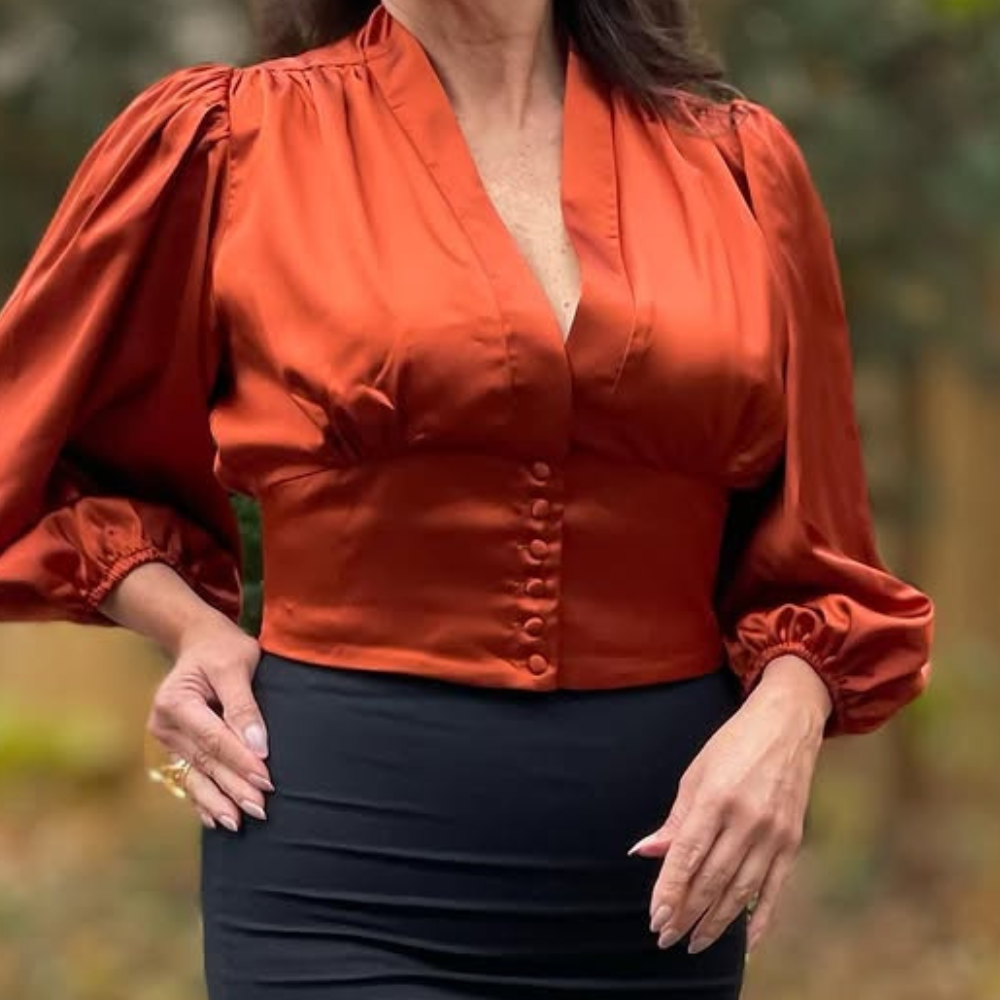 Satinbluse mit Knöpfen und Puffärmeln