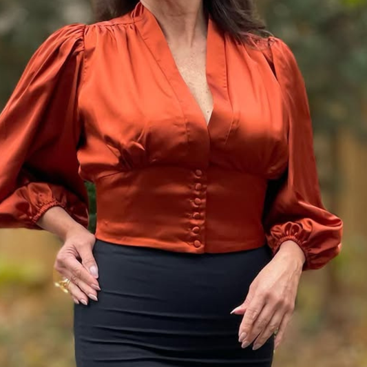 Satinbluse mit Knöpfen und Puffärmeln